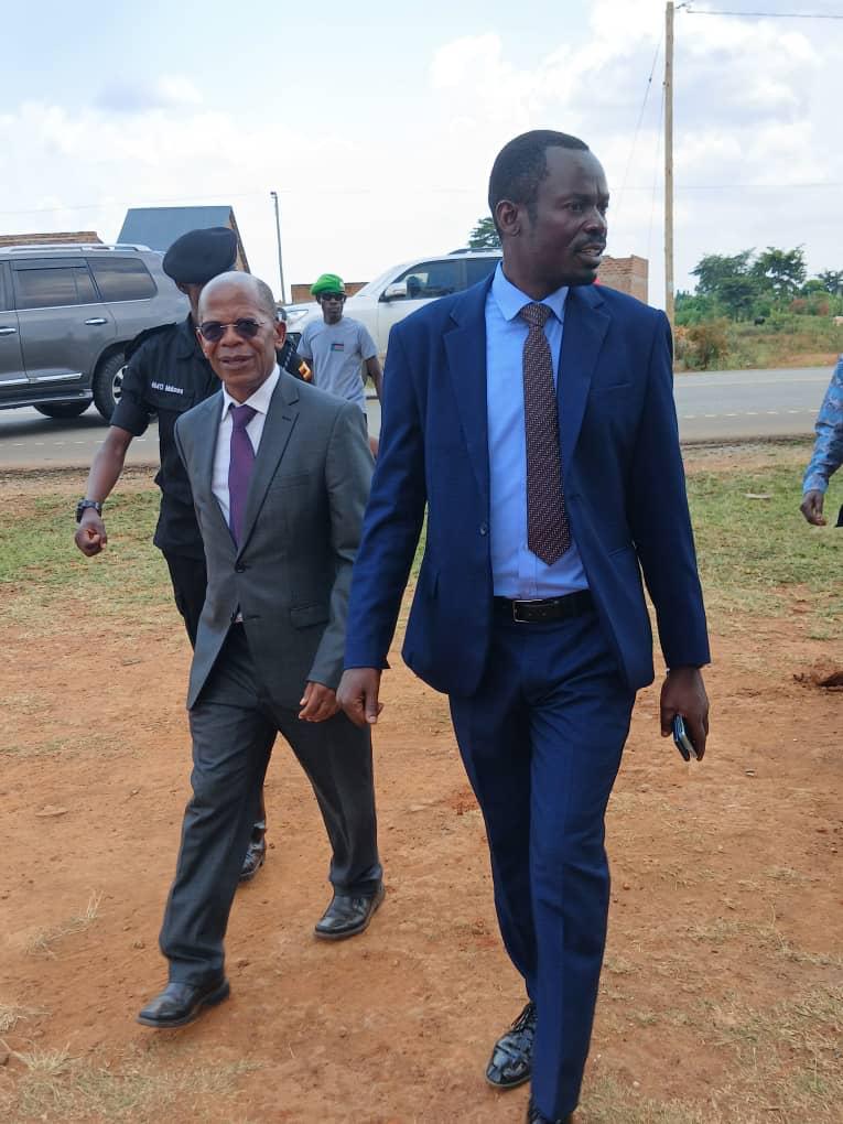 The Minister is received on arrival at the campus