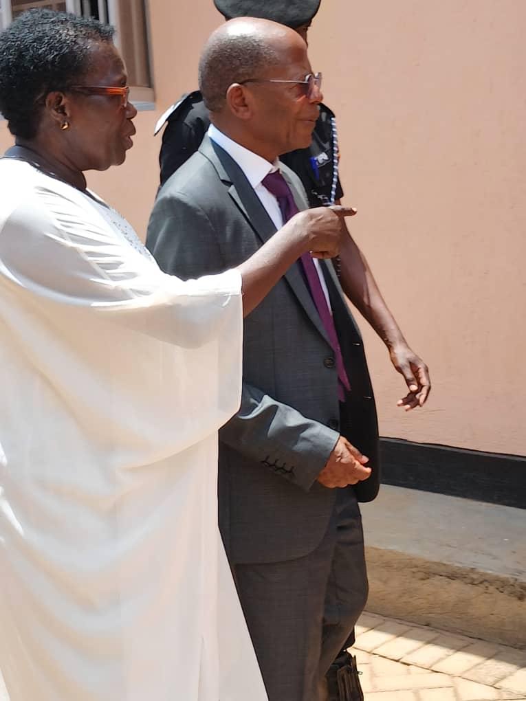 The Minister is welcomed by the institute's leadership