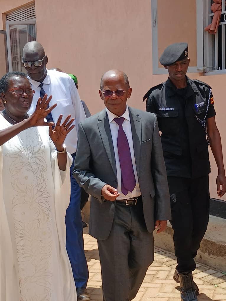 The Minister is shown around the institute grounds